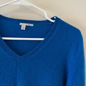 Halogen | blue V neck cashmere sweater